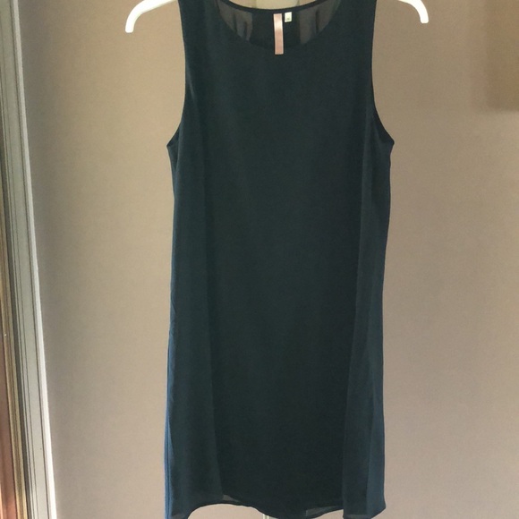 Dresses & Skirts - Little black dress see ruffled back